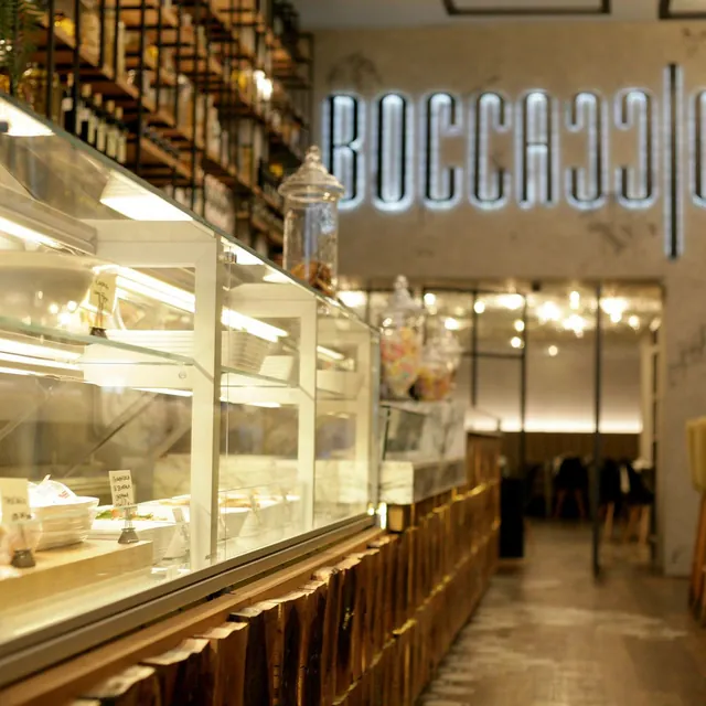Vitrine traiteur et enseigne Boccaccio en lettres découpées