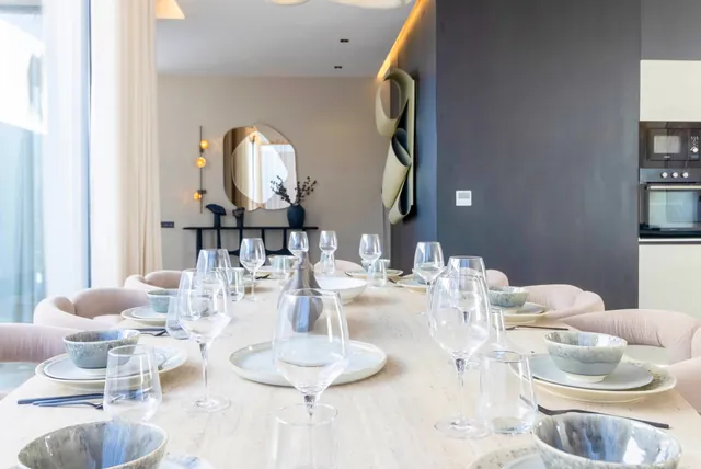 Table dressée pour le dîner, verres et assiettes en céramique