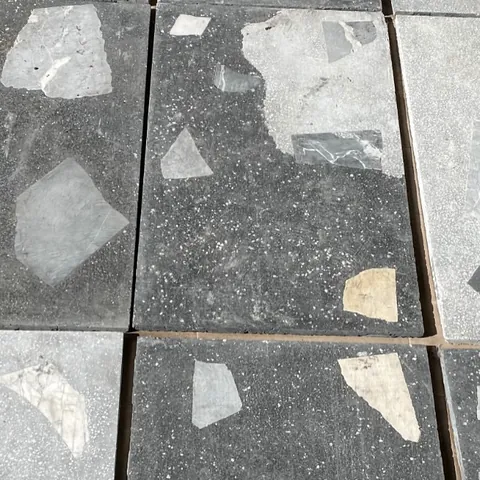 Terrazzo noir : détail, Salle d’eau, 2025